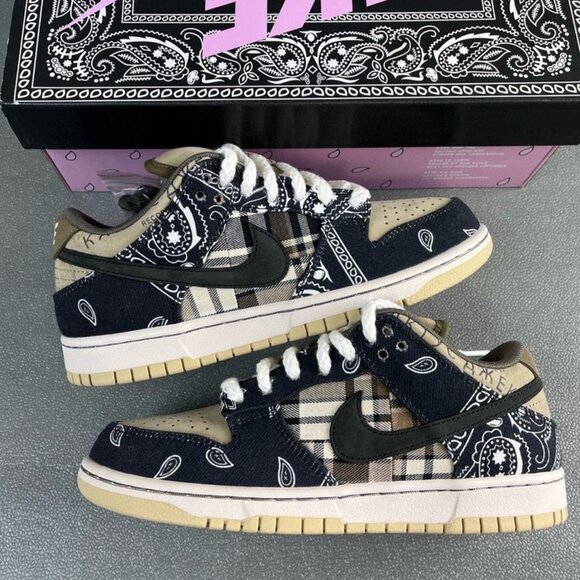 Stylish Low-Top Sneakers with Mixed Patterns and Pink Accents - Picture 1 of 7